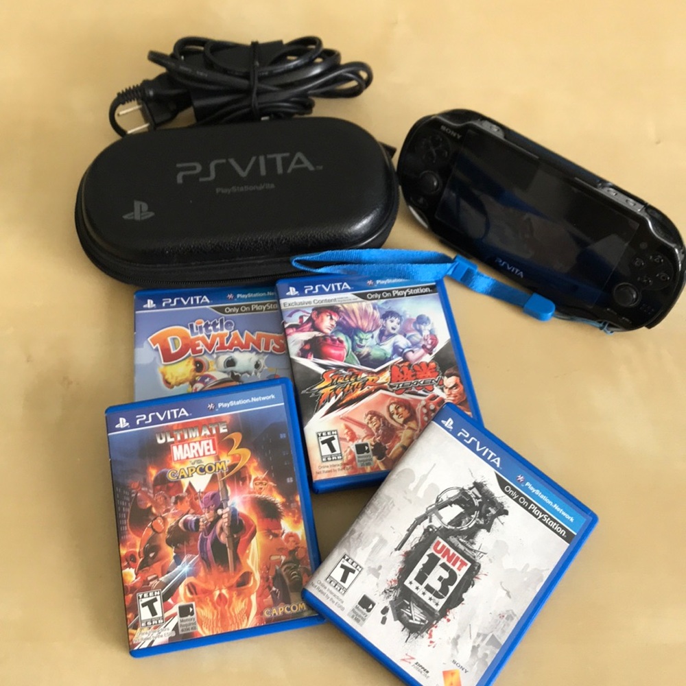 Psvita -SONY PLAYSTATION / 4 games and 2 cases